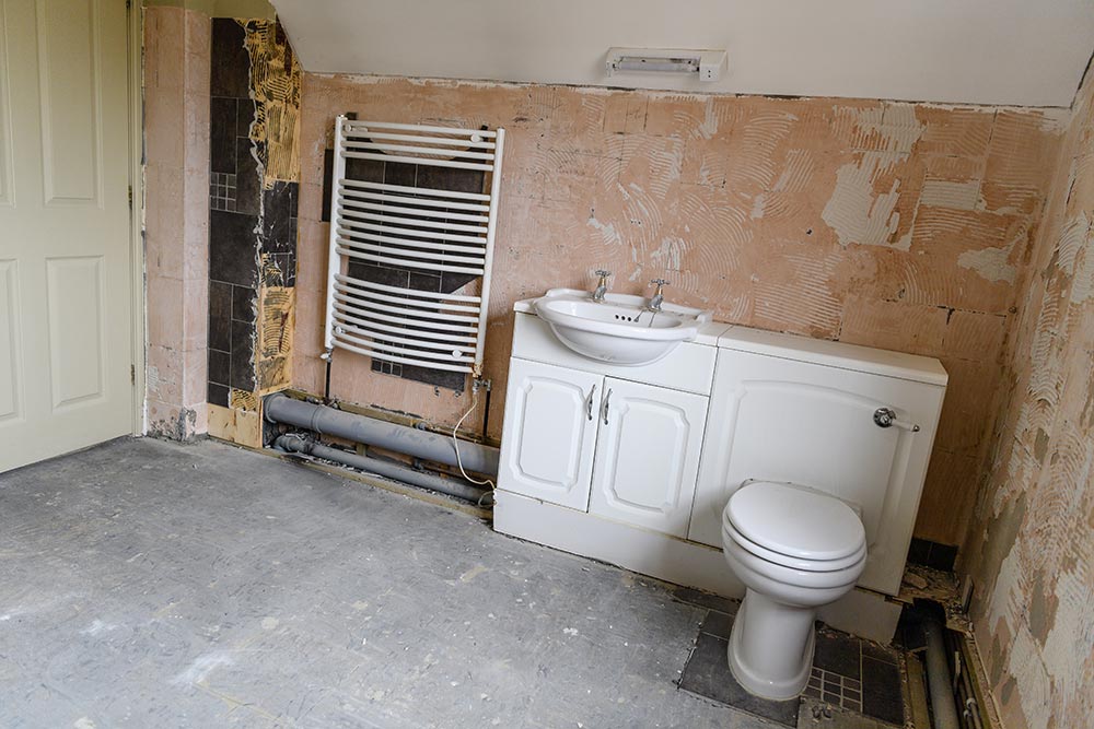 Qué residuos se generan en una reforma de baño y cómo gestionarlos
